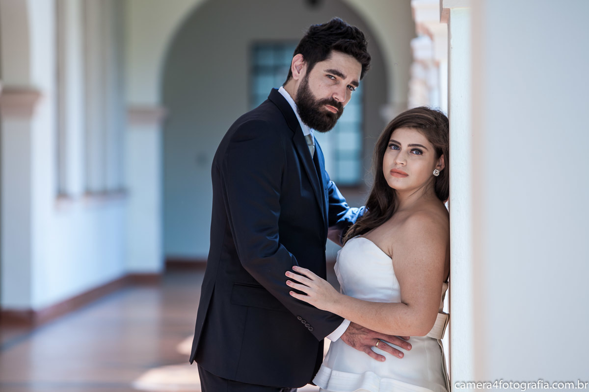 noiva e noivo posando para foto no jardim durante o ensaio pré casamento