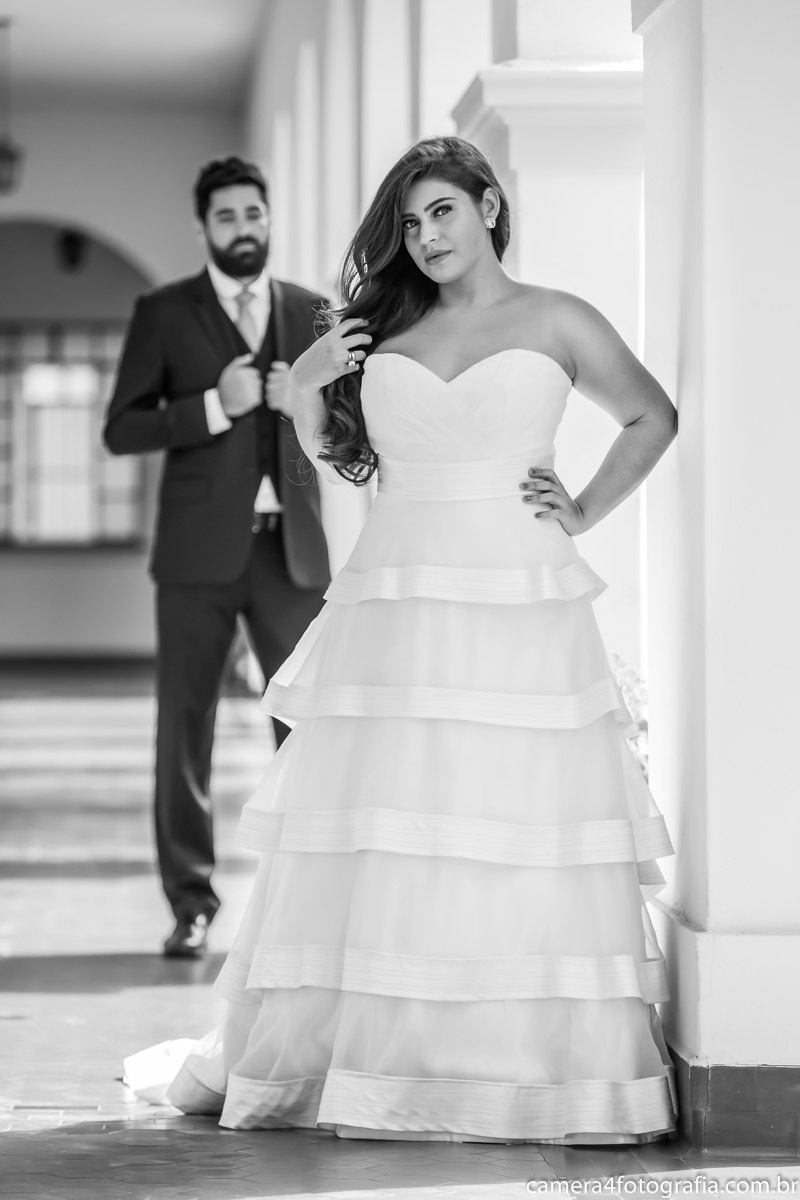 noiva no corredor durante o ensaio pré casamento no seminário em agudos-sp