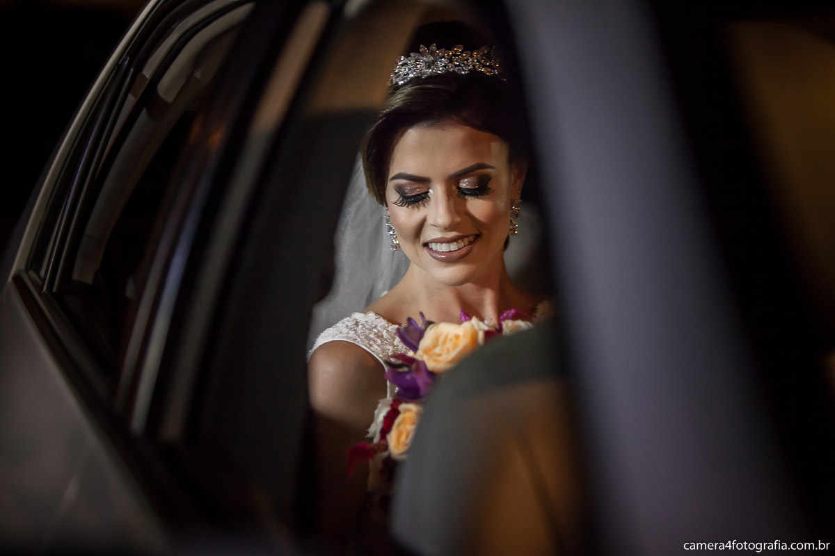 noiva no carro antes de entrar no casamento