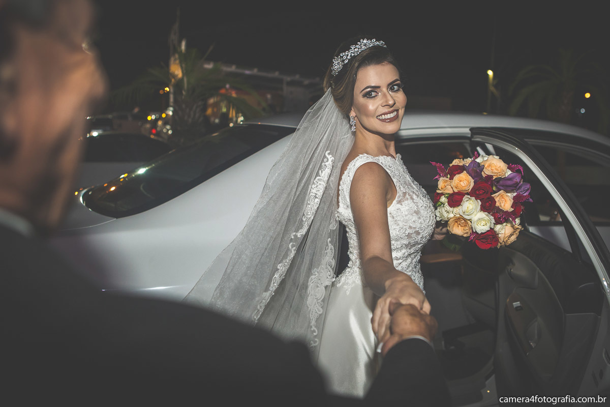 pai retirando a noiva do carro para o casamento