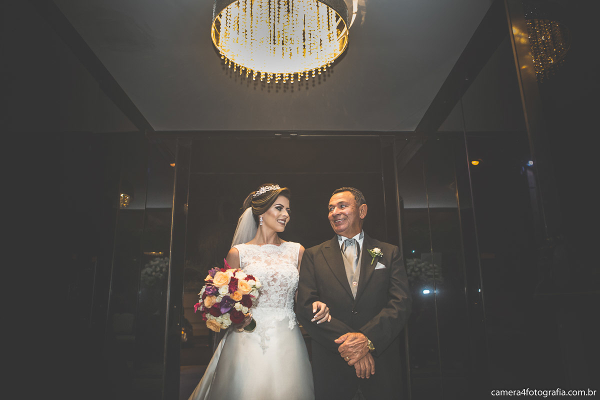 pai entrando com a noiva no casamento