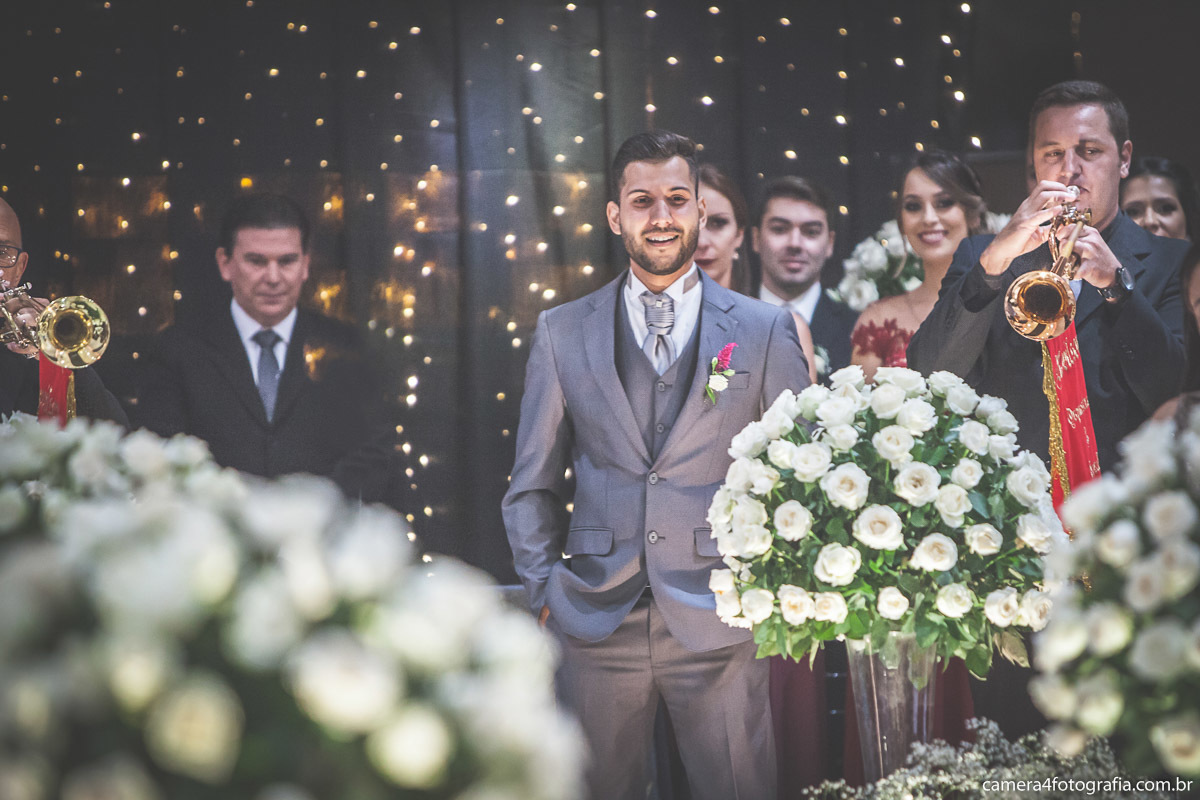 noivo olhando a noiva entrando no casamento