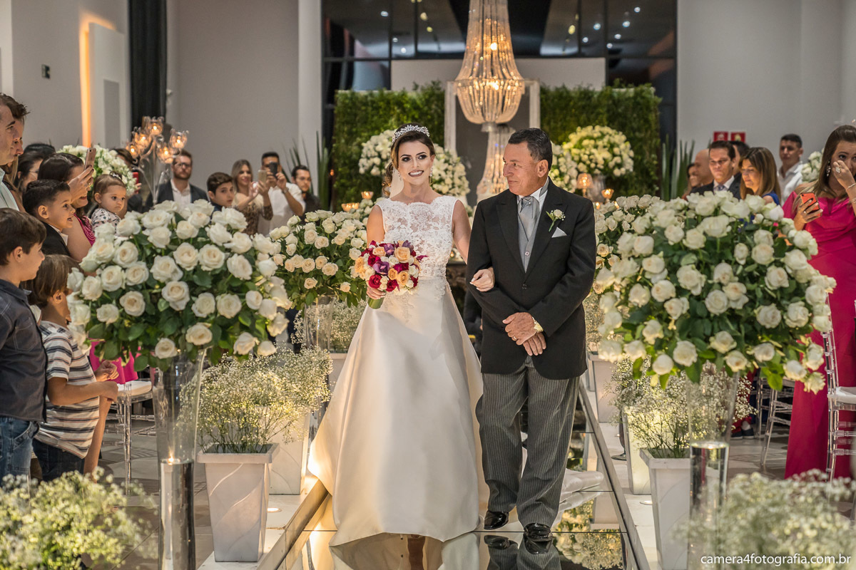 noiva entrando com o pai no casamento