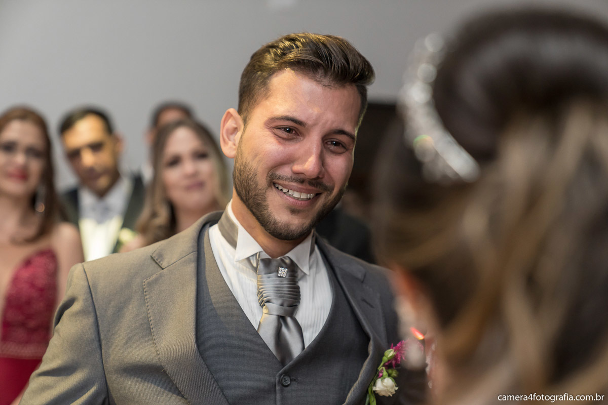 noivo emocionado olhando para a noiva durante o casamento