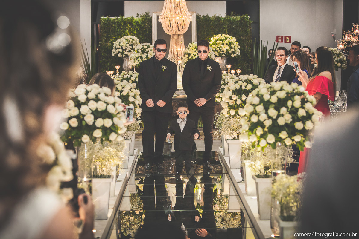 entrada das alianças no casamento com o segurança das alianças