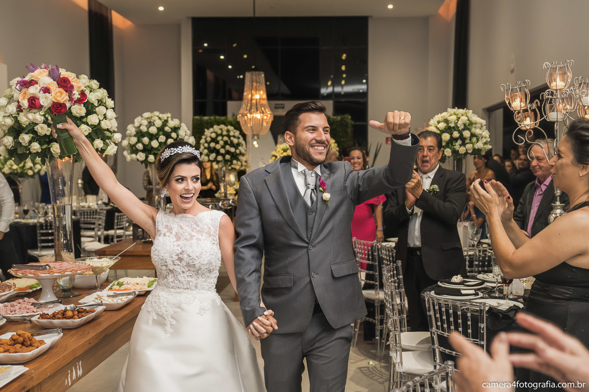 saída dos noivos no casamento