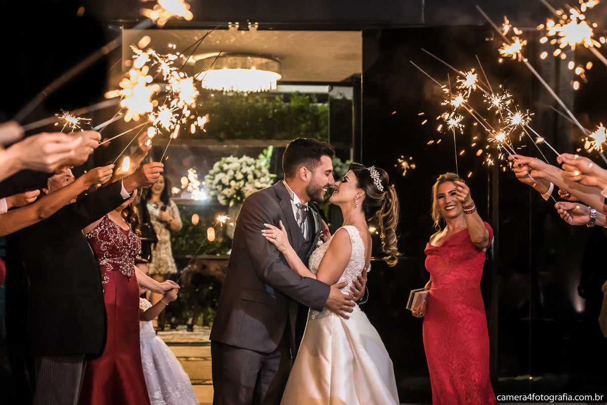 saída dos noivos do casamento no corredor dos padrinhos