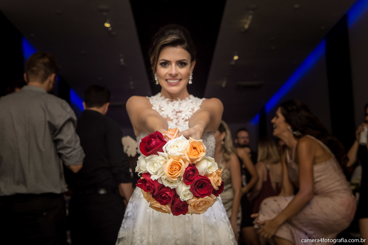 noiva jogando o buquê no casamento