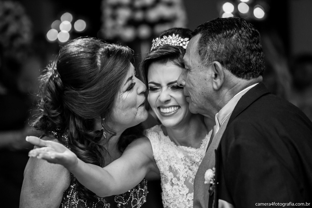 noiva com os pais durante o casamento
