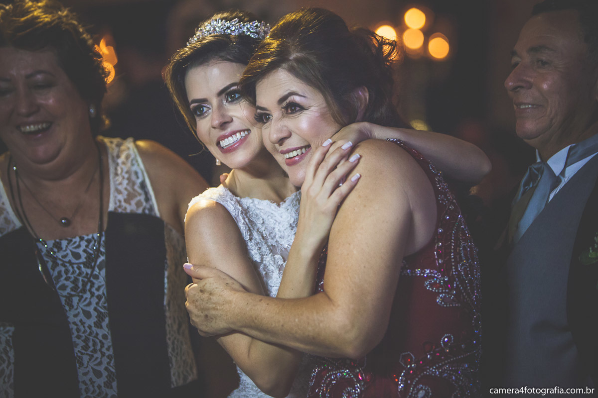 noiva com a mã no casamento