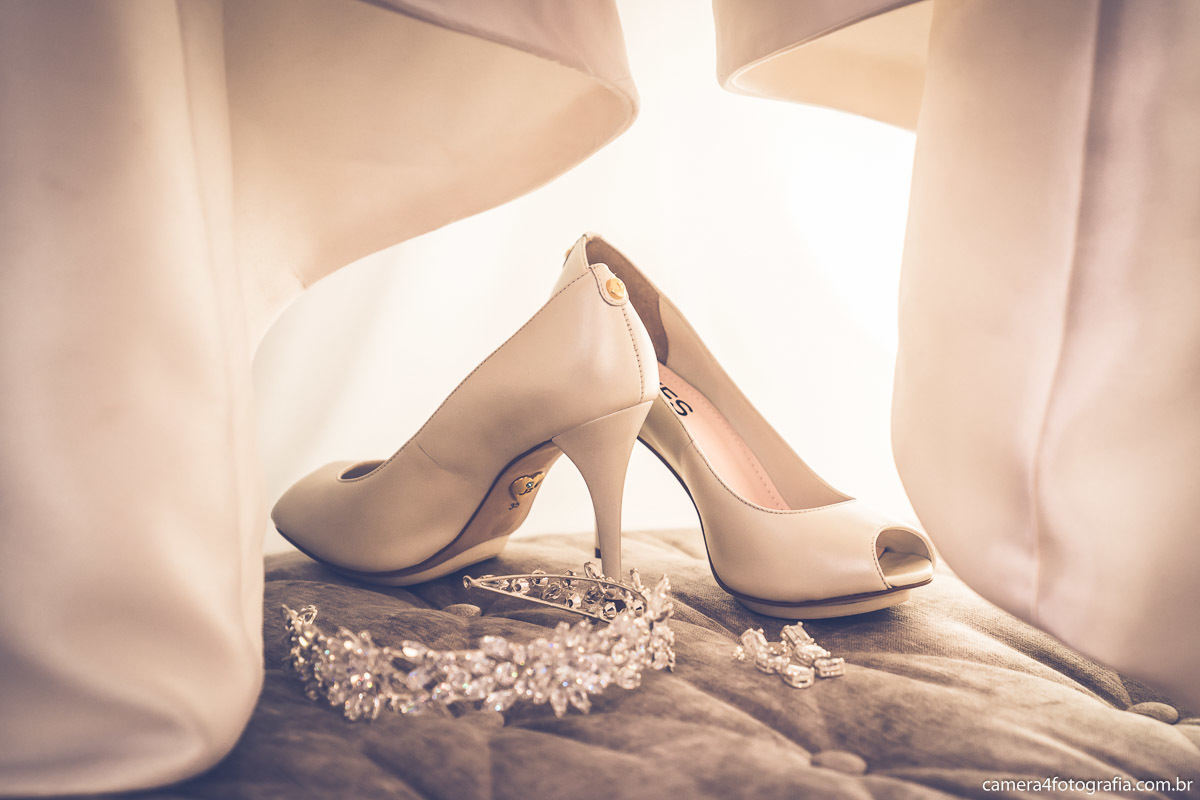 sapatos da noiva e a tiara de casamento