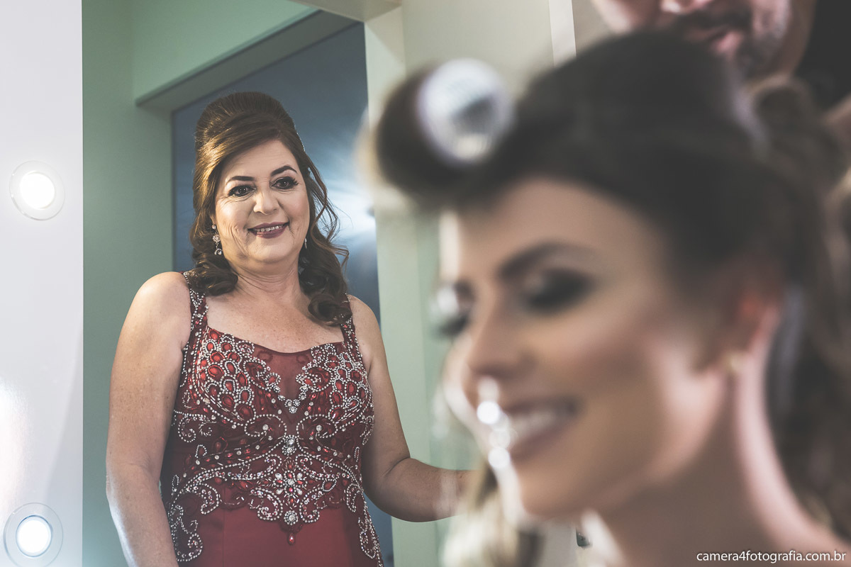 mãe da noiva olhando a filha durante o making of