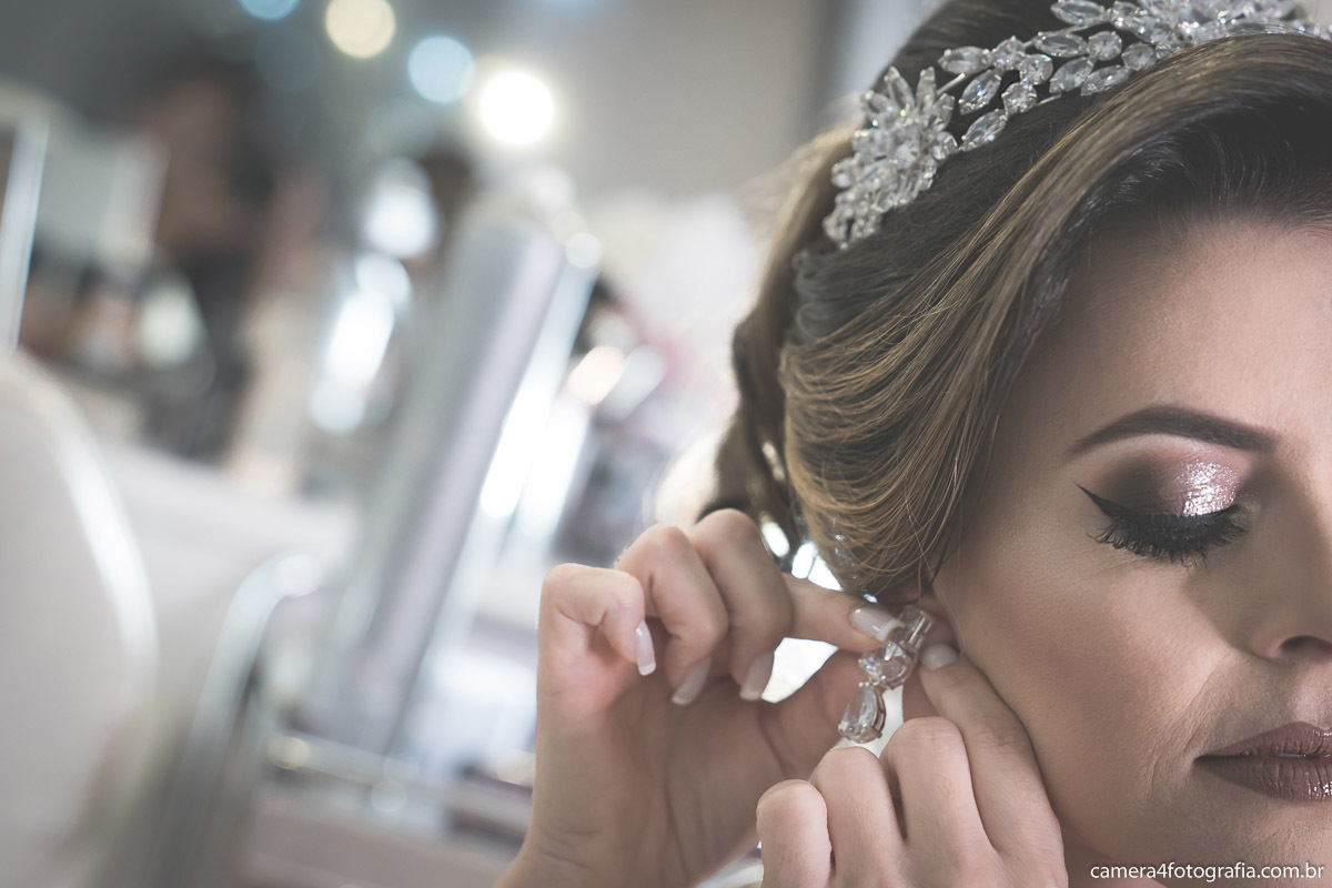 noiva colocando o brinco durante o making of do casamento