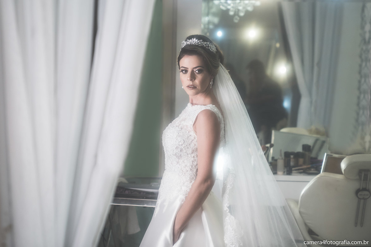 noiva com o vestido durante o making of