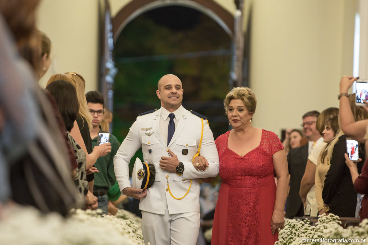 noivo entrando na igreja