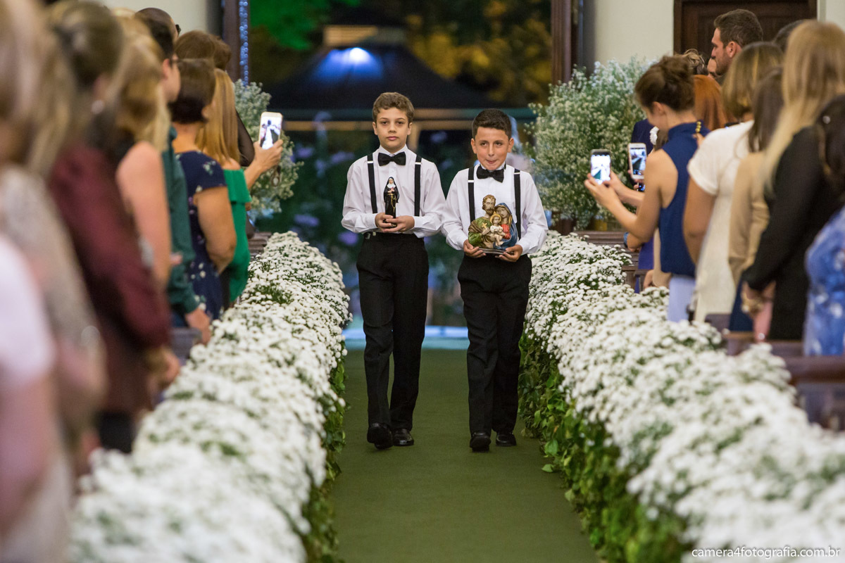 pagens da noiva entrando no casamento