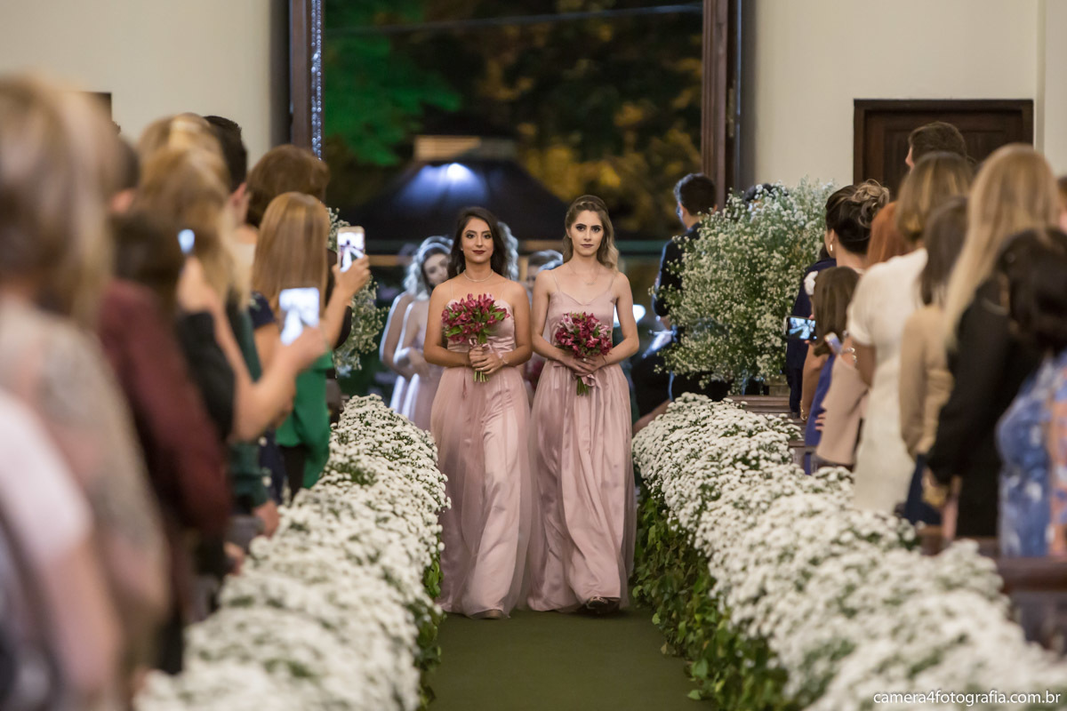 madrinhas de alianças entrando no casamento