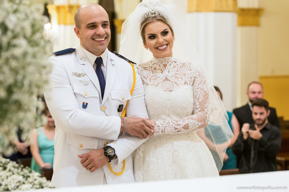 noivos no altar durante o casamento