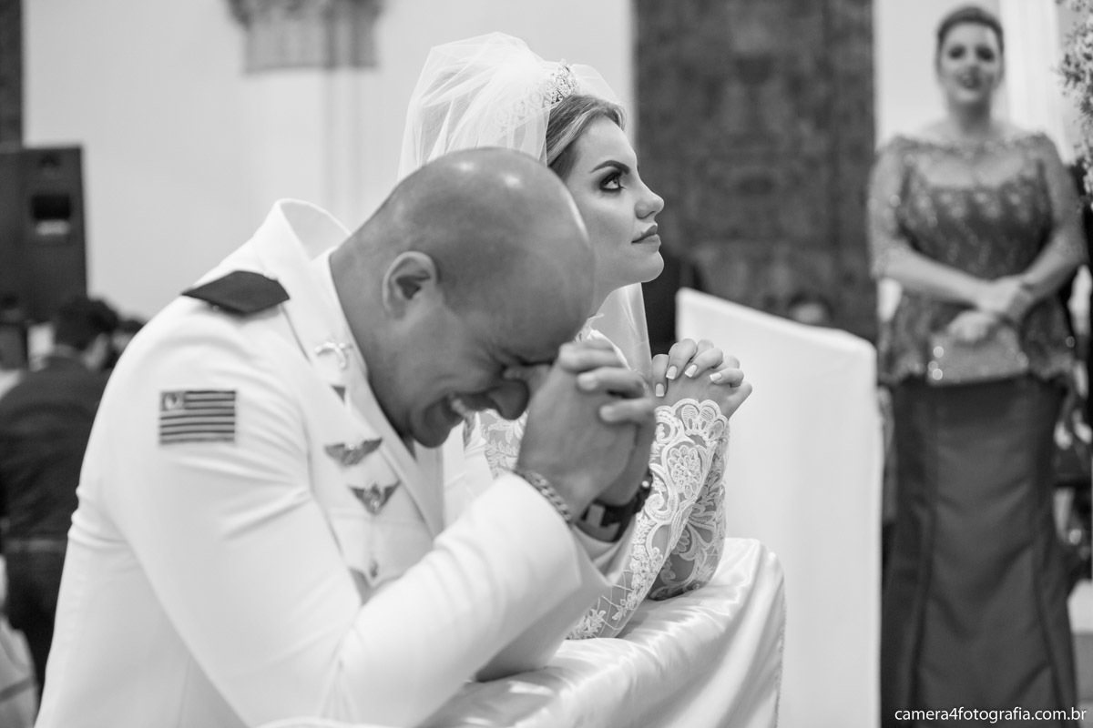 noivo chorando durante o casamento