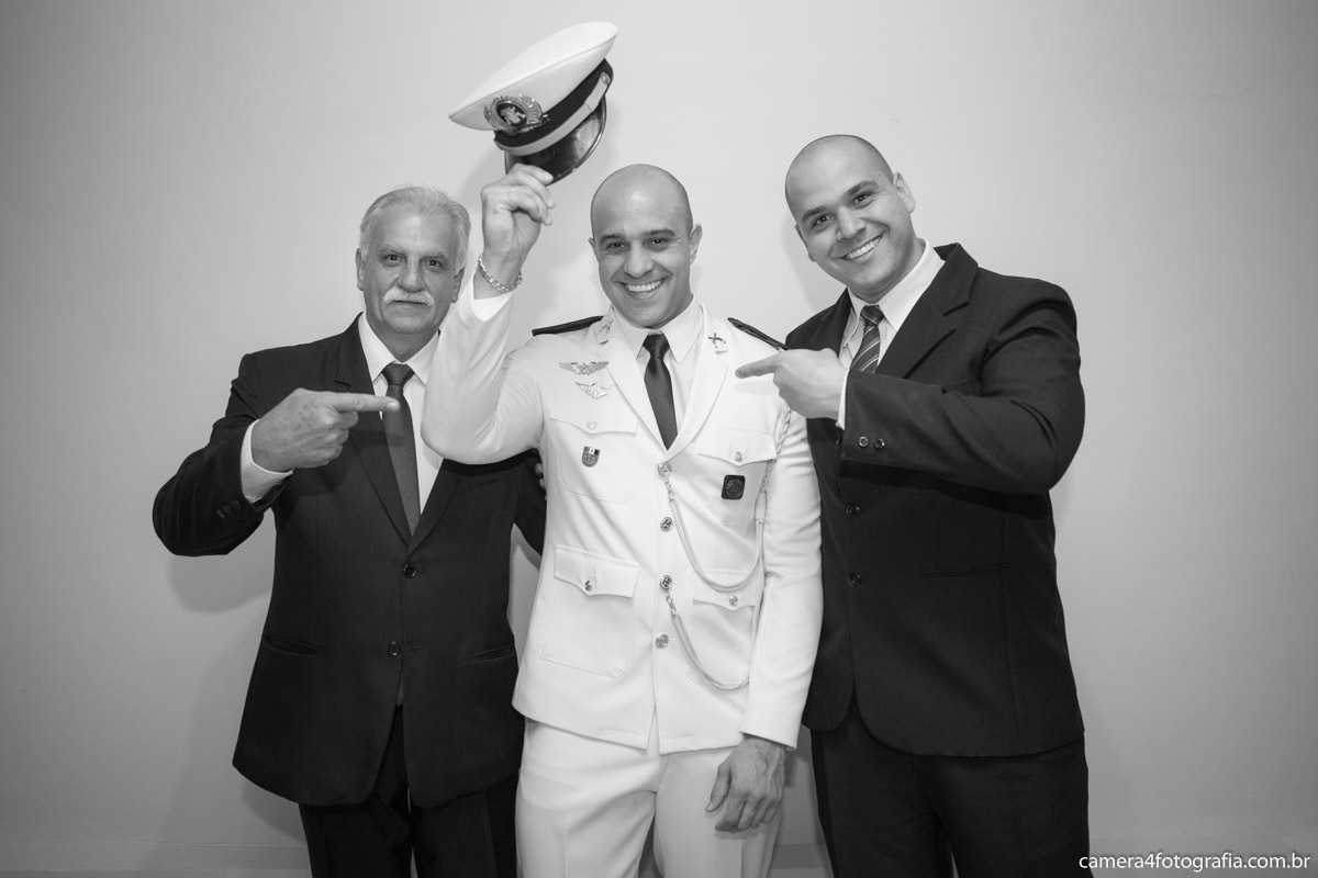 noivos com o pai e o irmão antes do casamento