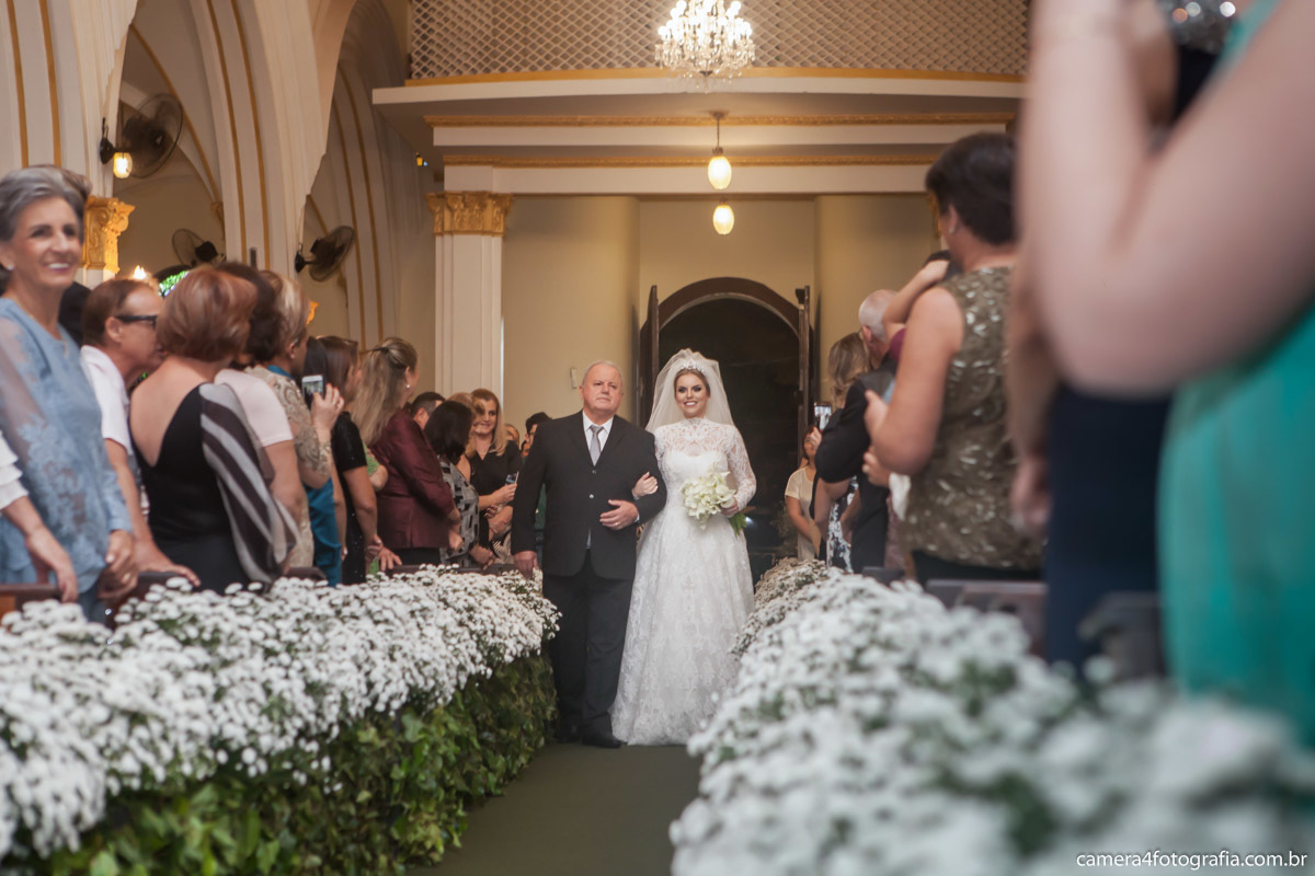 noiva entrando na igreja com o pai