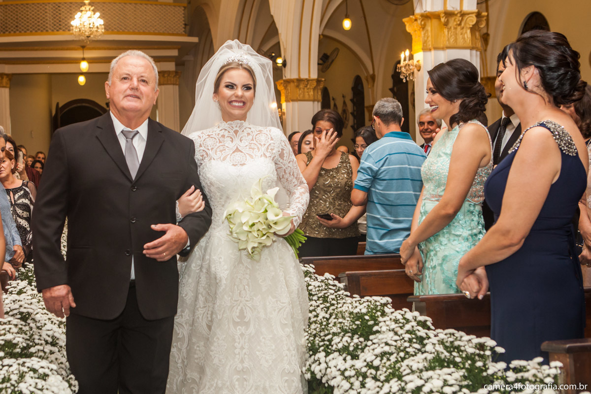 noiva entrando na igreja com o avô