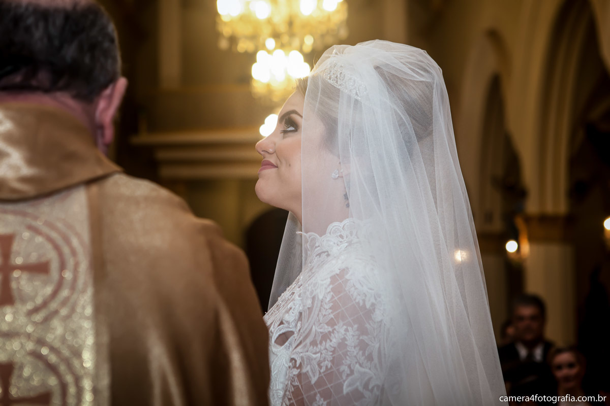 olha durante o casamento