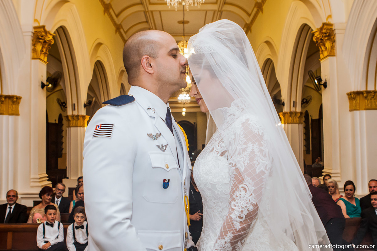 noivo recebendo a noiva na entrada do casamento