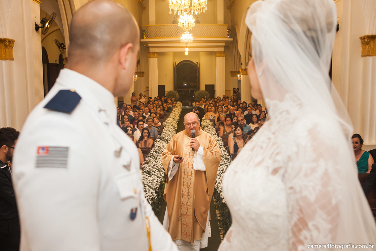 padre dando a benção para os noivos durante o casamento