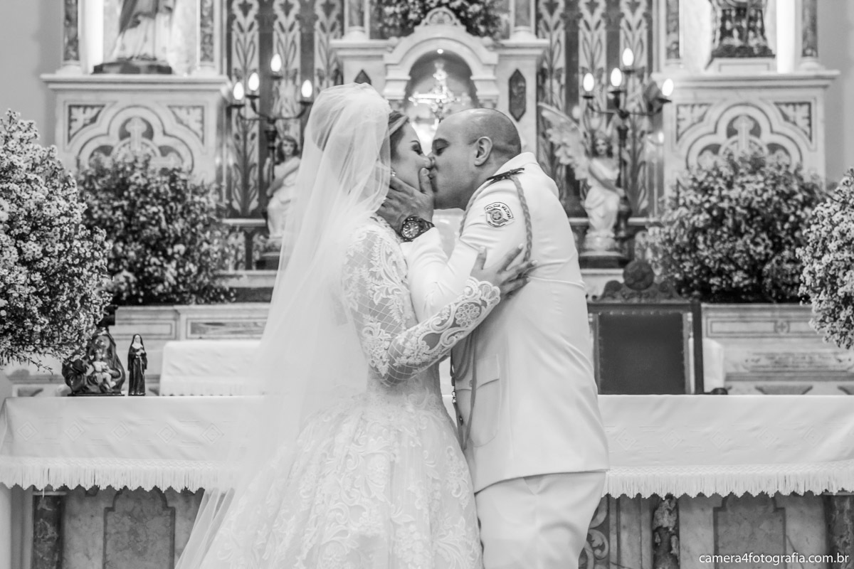 noivos se beijando durante o casamento
