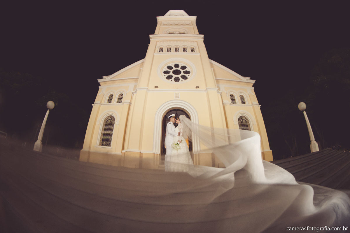 noivos posando para fotos depois da cerimônia do casamento