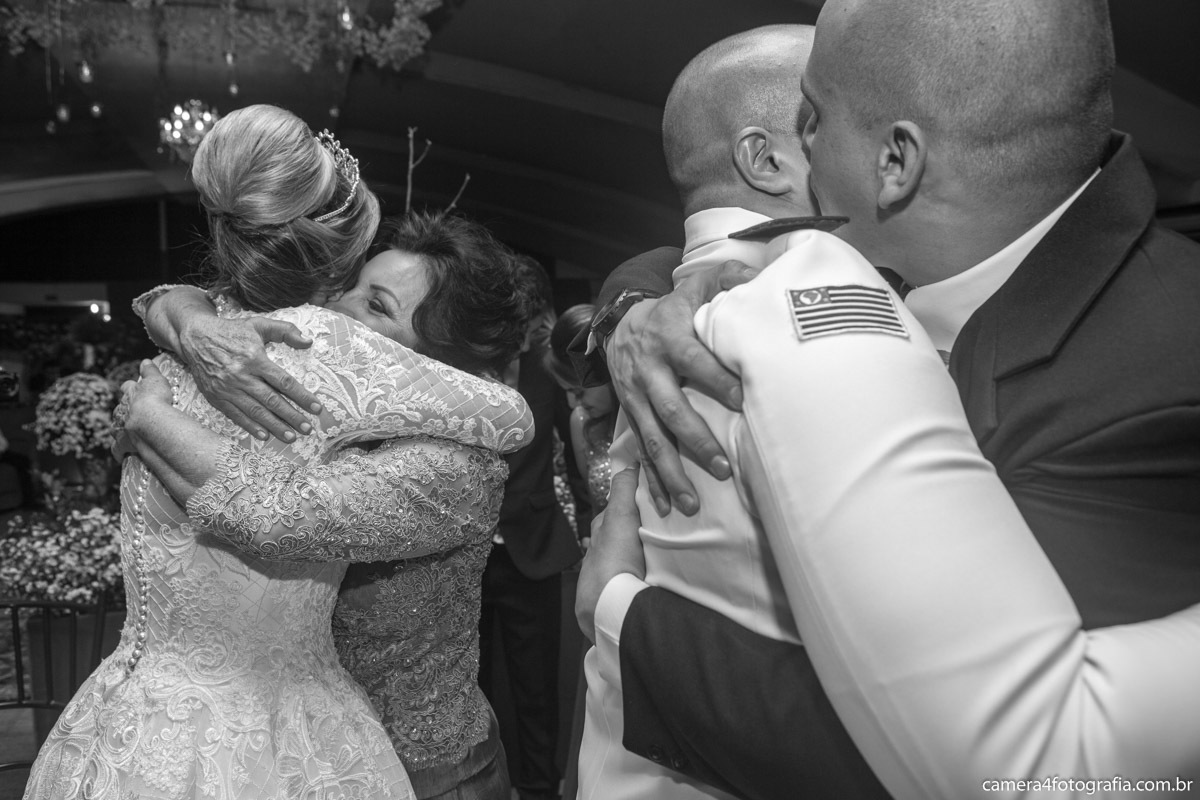 noivos recebendo cumprimentos na festa do casamento