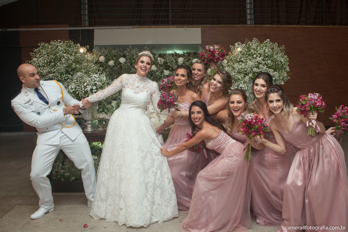 noivos com as madrinhas do casamento