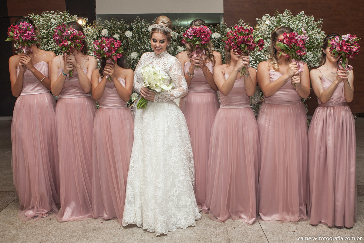 noiva com as madrinhas do casamento