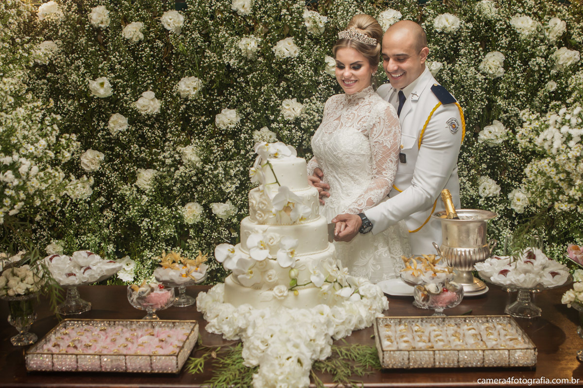 noivos cortando o bolo do casamento