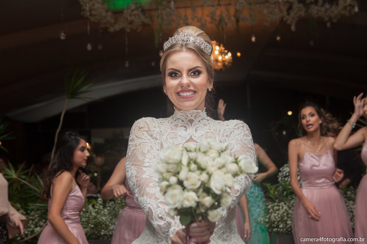 noiva jogando o buquê no casamento