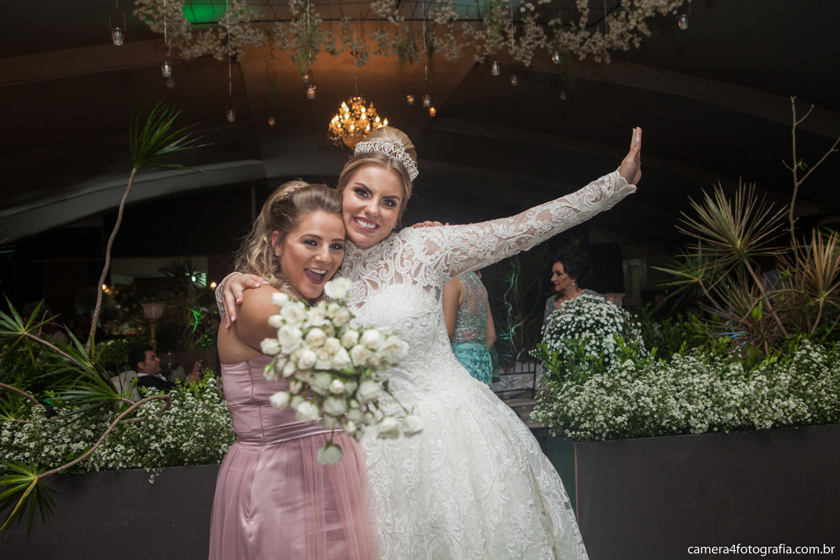 noiva jogando o buquê no casamento