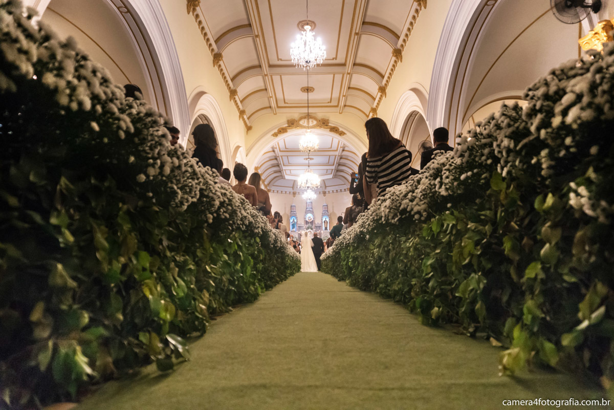 noivos no altar da igreja durante o casamento