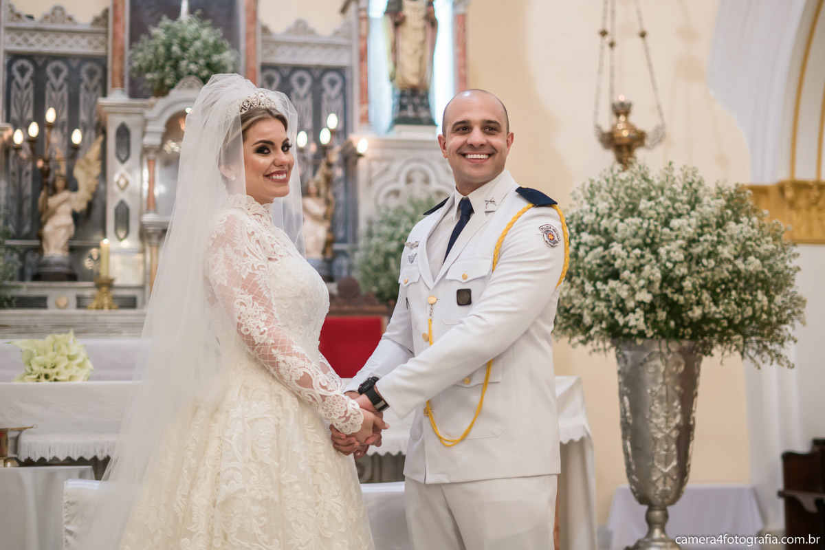 noivos esperando as alianças no altar