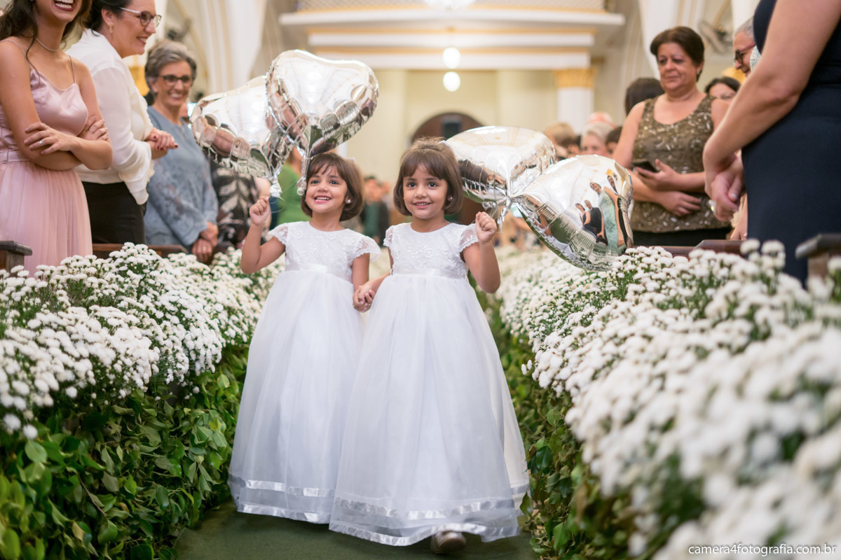 daminhas de alianças entrando no casamento