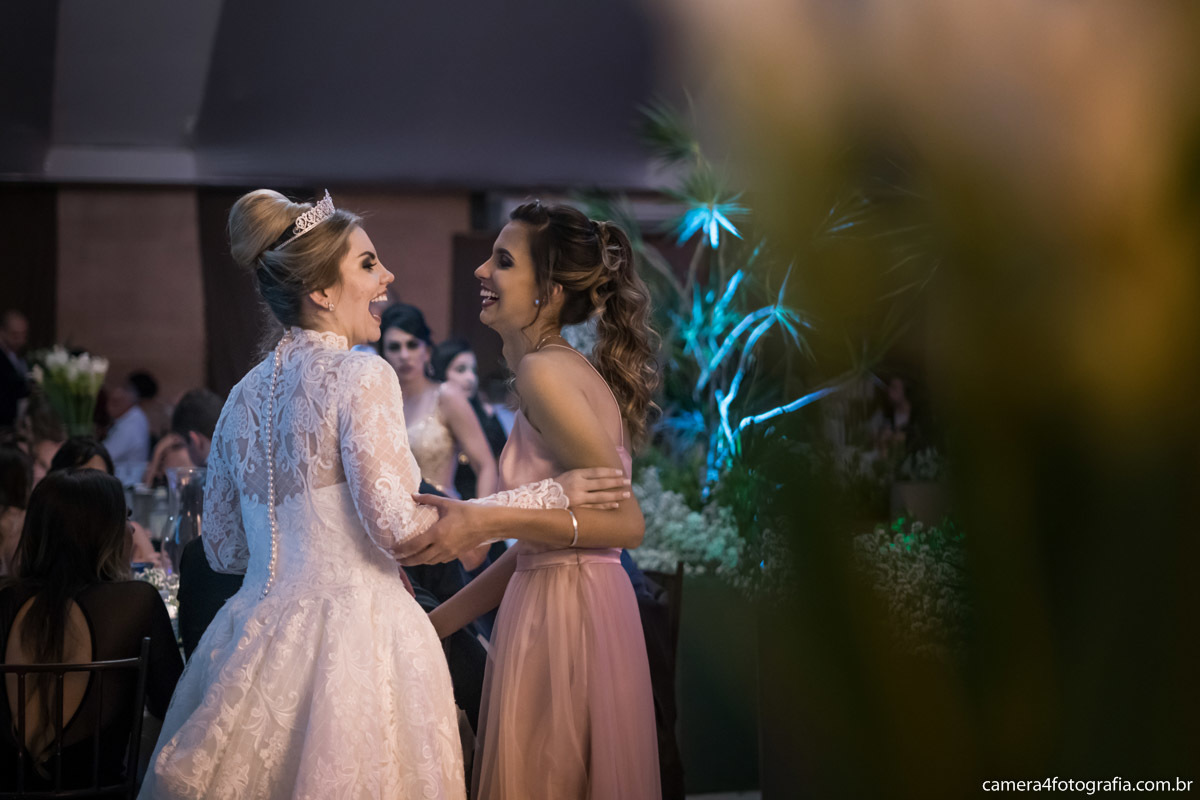 noiva dançando na festa do casamento