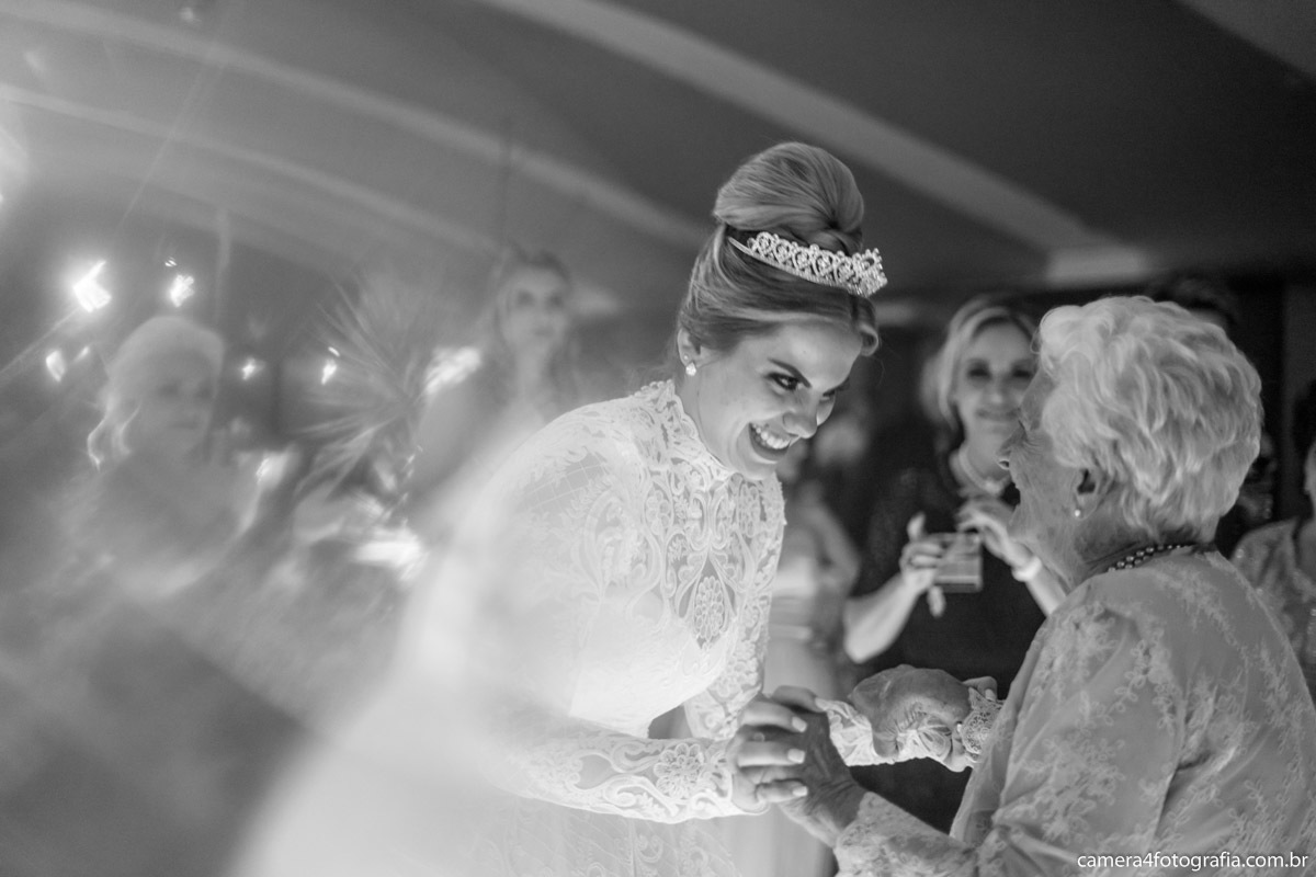 noiva dançando na festa do casamento