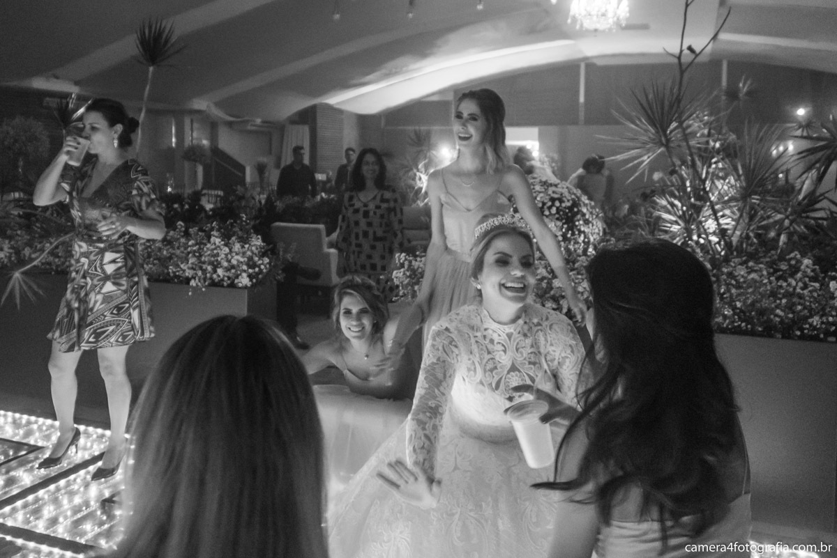 noiva dançando na festa do casamento
