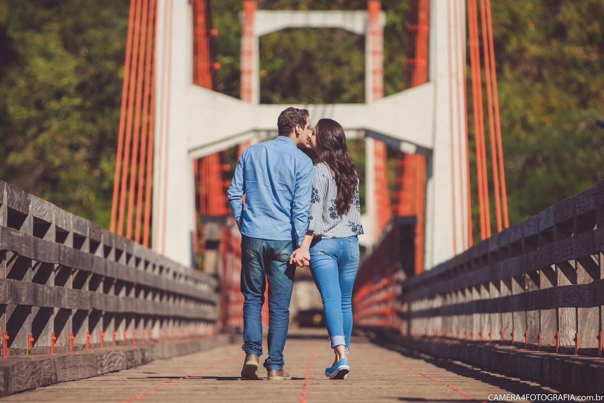 noivos se beijando na ponte pênsil em ribeirão claro