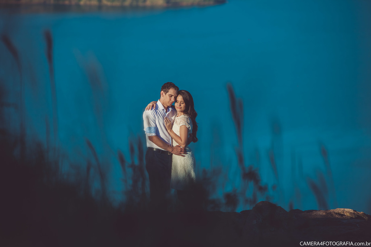 noivos no morro do gavião no ensaio pré wedding