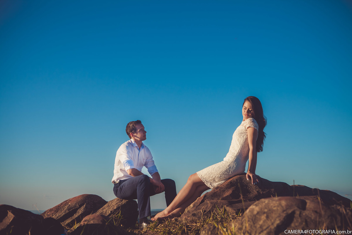 noivos nas pedras durante o ensaio pré casamento no morro do gavião