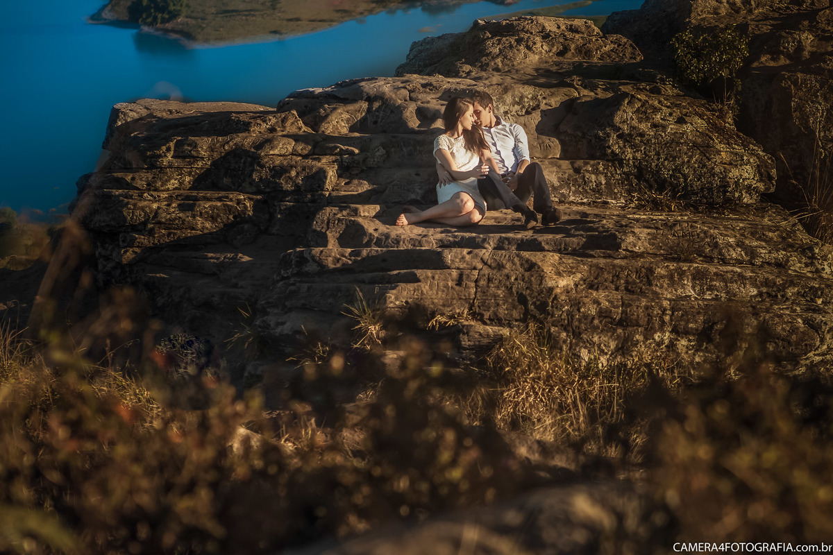 noivos nas pedras durante o ensaio pré casamento no morro do gavião