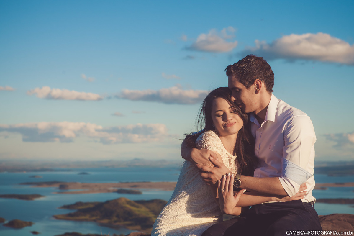 noiva e noivo abraçados no pré wedding no morro do gavião