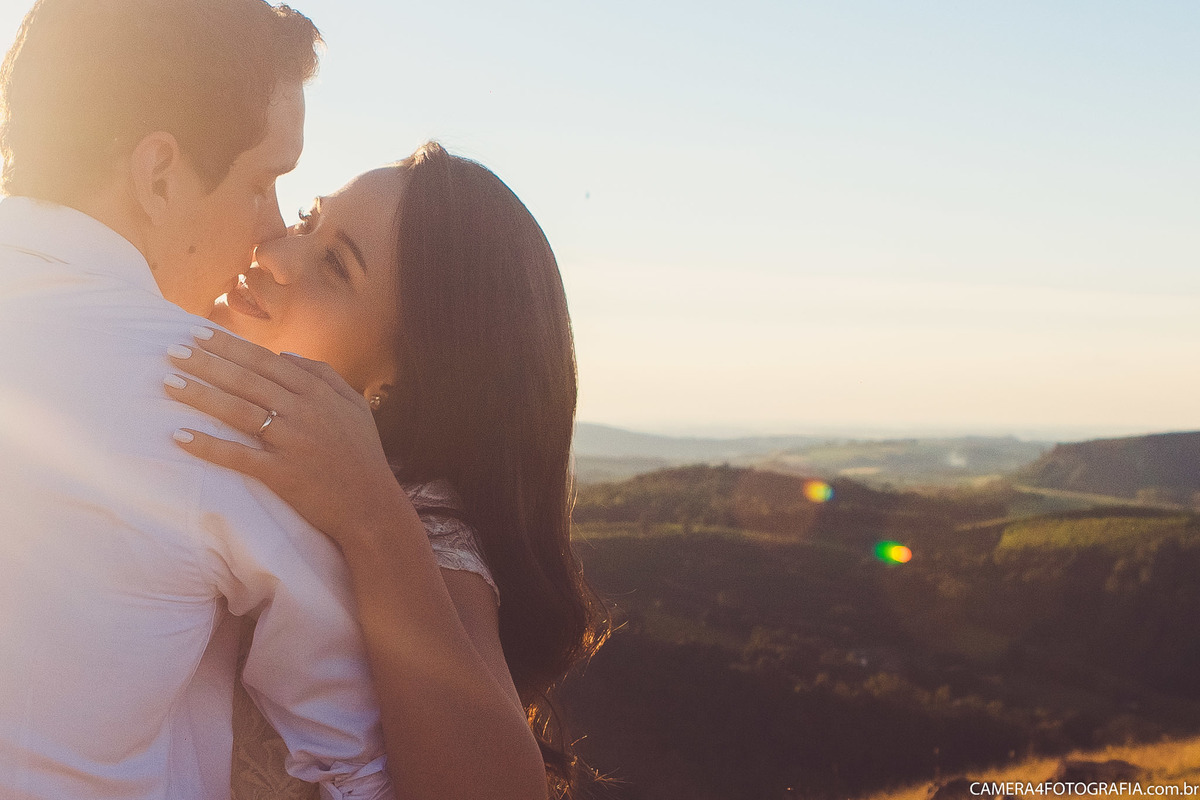 noivos se beijando durante o ensaio pré casamento