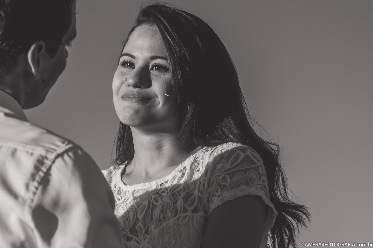 noiva chorando durante o ensaio pré wedding no morro do gavião